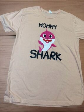 Pinkfong Mommy Shark Graphic T-Shirt - Size Large - Peach